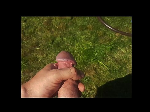 ❤️ Keçika germ di bexçeyek havînê de pisîka xwe ya pembe diqelişe û bi şuştinê dixe. ❤ Tenê porno li porno ku.hentaibar-com.ru ❌️